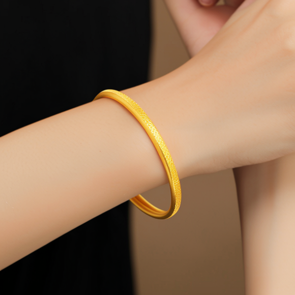 戴黄金手镯图片